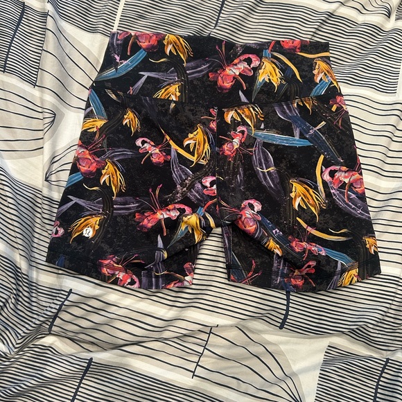 Lululemon Athletica Align Black Floral Yoga Shorts - Picture 2 of 4